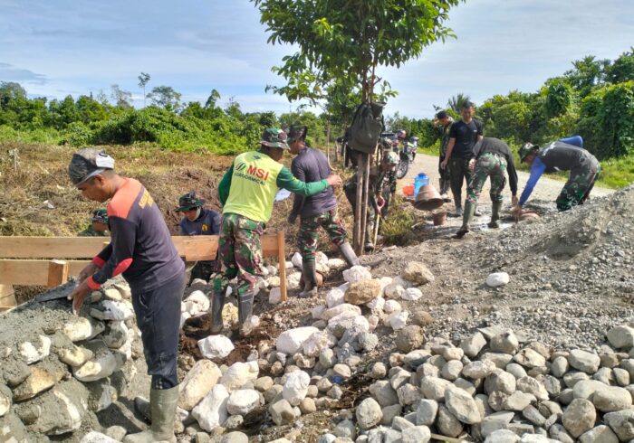 Prajurit Kodim 1705/Nabire memulai pembangunan Jembatan Perintis Garuda