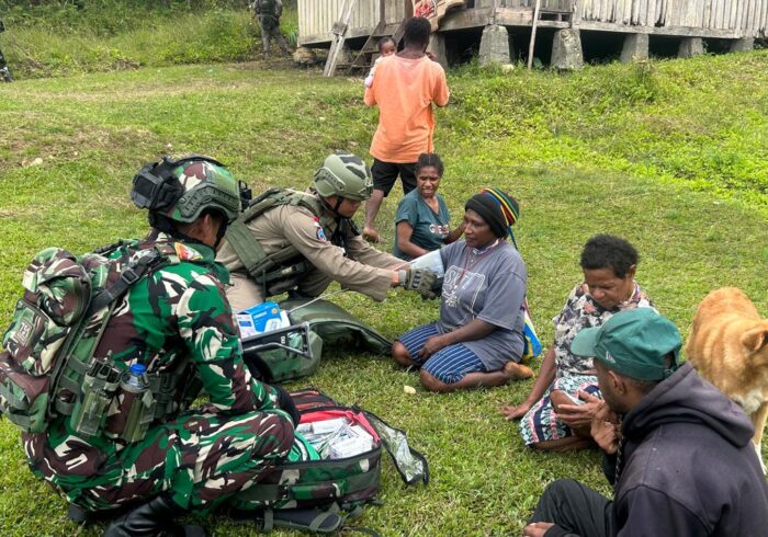 Pos Okpol Yonif 751/VJS dan Pos Brimob RRI menyusuri area kampung sambil berinteraksi langsung dengan masyarakat