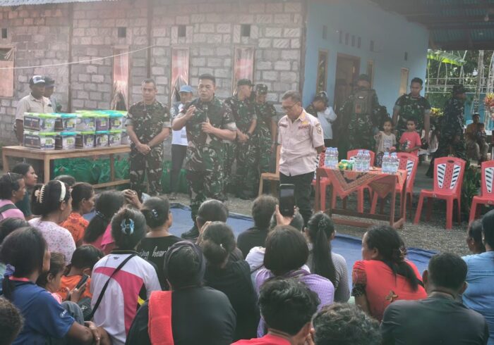 Pangdam XV/Pattimura Mayjen TNI Doddy Triwinarto langsung terjun dan hadir di tengah dua kelompok warga yang bertikai