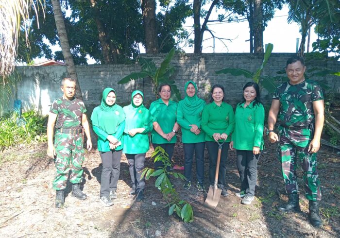 Persit Cabang LXII Kodim 1310/Bitung Koorcab Rem 131 PD XIII/Merdeka melaksanakan kegiatan pembersihan lingkungan dan penanaman pohon