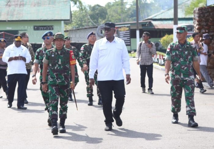 Kehadiran Bupati Mimika dalam upacara pembukaan TMMD Ke-128 disambut langsung oleh Dansatgas TMMD dari Kodim 1710/Mimika