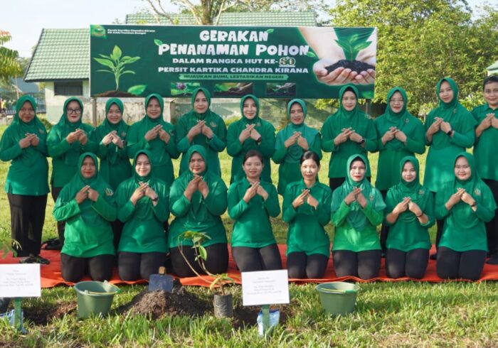Persit Kartika Chandra Kirana Cabang XLI Kodim 1015/Sampit Bersama Persit Koorcab Rem 102/Pjg melakukan aksi nyata pelestarian alam