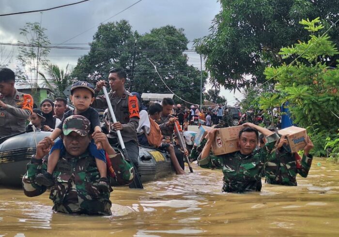 Anggota Kodim 1417/Kendari bersama Tim SAR membatu warga terdampak banjir