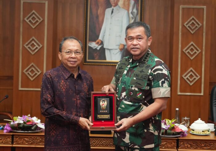 Kepala Staf Angkatan Darat (Kasad) Jenderal TNI Maruli Simanjuntak, M.Sc., bersama Gubernur Bali I Wayan Koster
