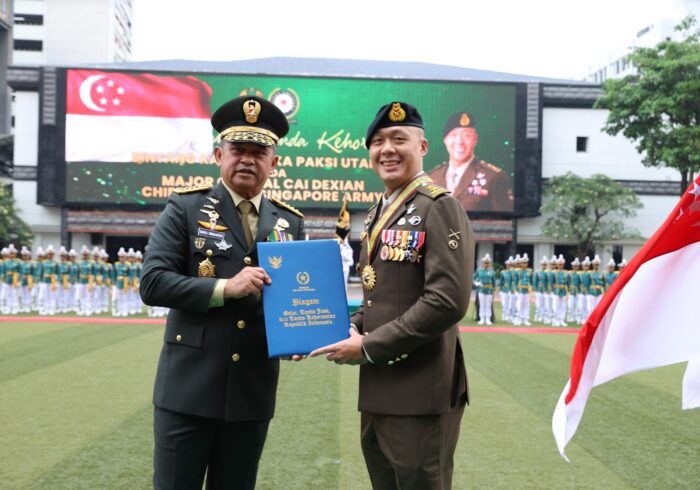 Kepala Staf Angkatan Darat (Kasad) Jenderal TNI Maruli Simanjuntak, M.Sc., bersama Chief of Army Singapore Army, Major General Cai Dexian