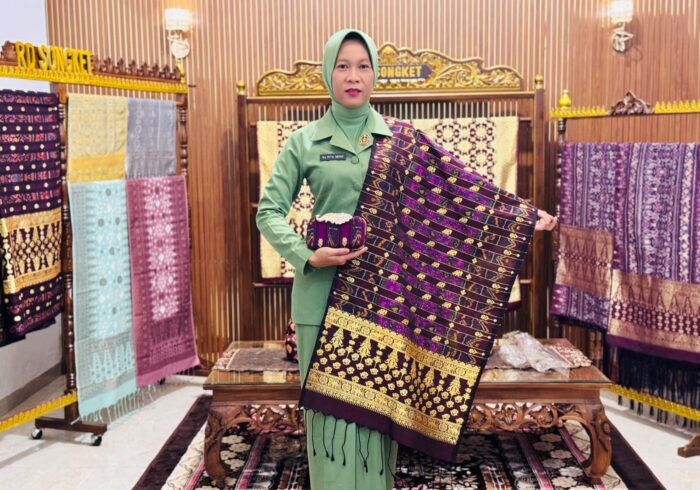 Persit sedang mengenakan kain songket palembang berbahan sutra dan katun