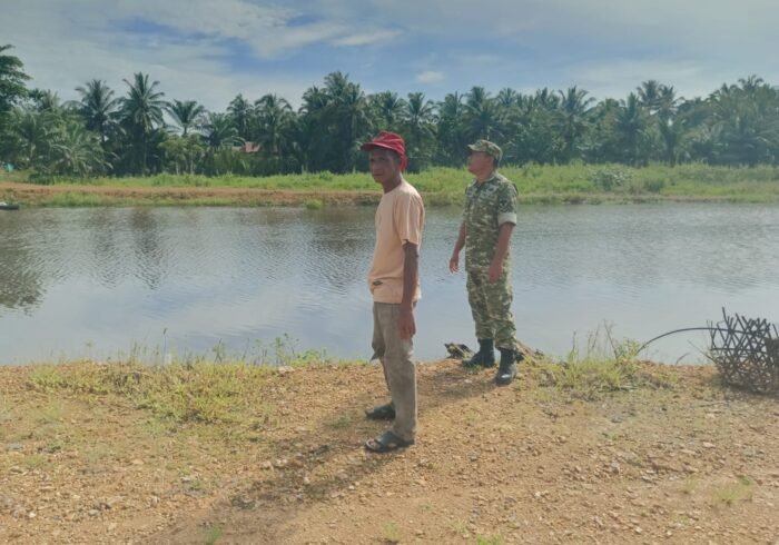 Kondisi Sungai Keude Panga Jadi Perhatian, Babinsa M. Ambri Pantau Potensi Perubahan Debit Air