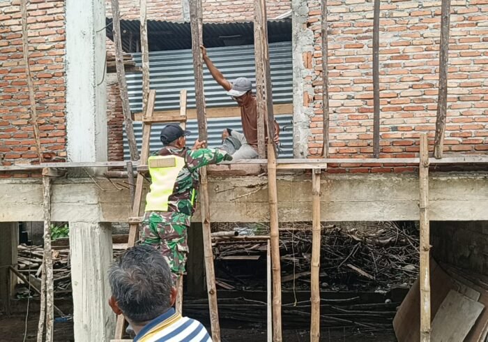 Pembangunan Rumah Bapak Adi Berlanjut, Babinsa Woyla Turut Membantu Pemasangan Perancah
