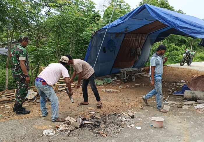 Halaman Rumah Warga Lhok Geulumpang Dibersihkan, Babinsa Setia Bakti Turun Tangan