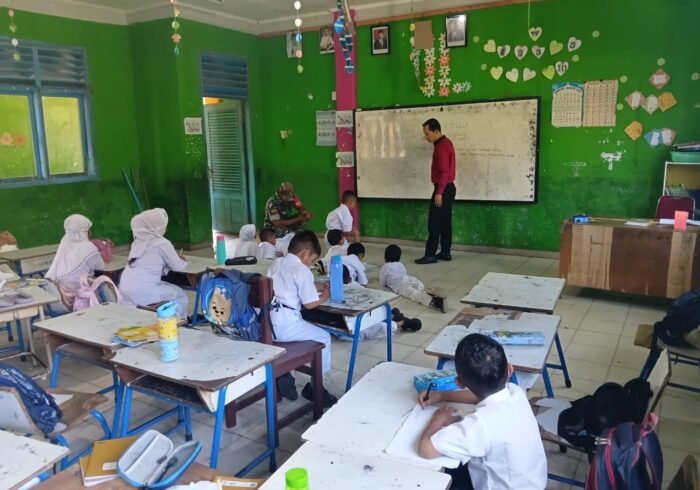 Babinsa Panga Masuk Lingkungan Sekolah, Siswa MIN 5 Belajar Nilai Kebangsaan Sejak Dini