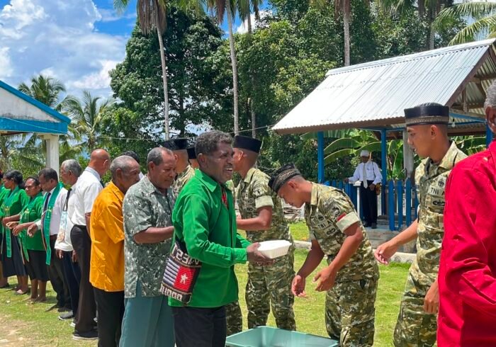 Kepedulian Sosial Prajurit Yonif TP 859/RBK di Supiori