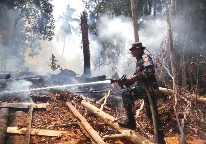 TIM DAMKAR KODIM 1309/ MANADO CEPAT TANGGAPI KEBAKARAN DI DESA WAREMBUNGAN