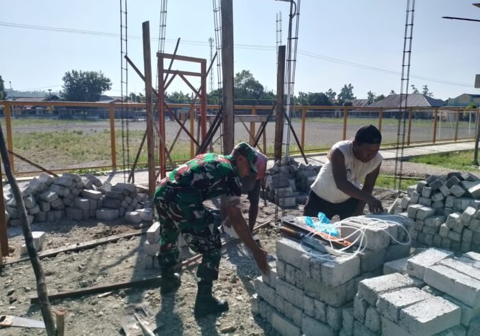 Babinsa Zulfihir Terjun Langsung Bantu Warga dalam Karya Bakti