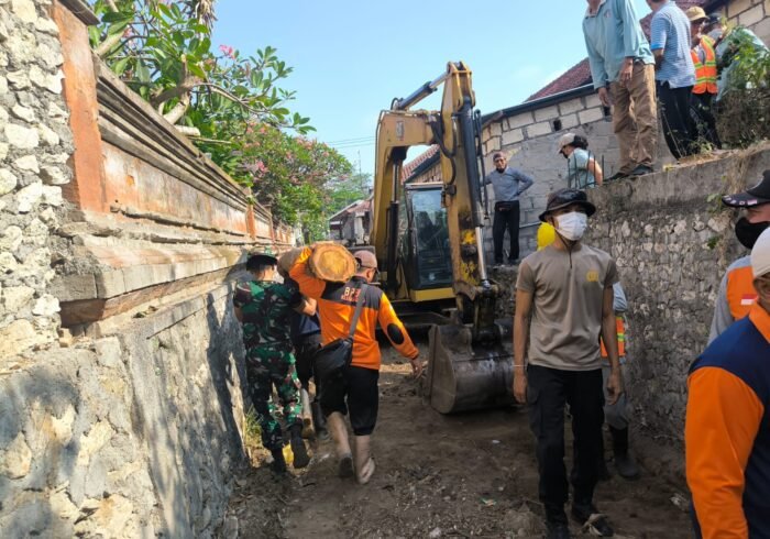 Sinergi Aparat untuk Normalisasi Sungai di Nusa Penida