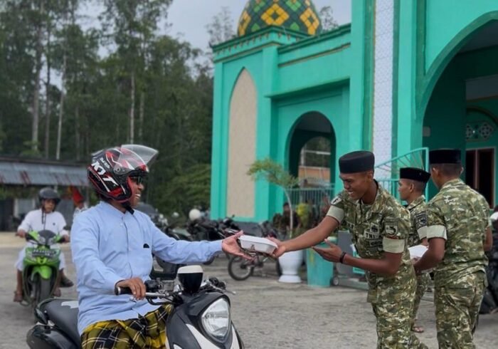 Prajurit TNI Berpartisipasi dalam Program SEJUK untuk Masyarakat Supiori