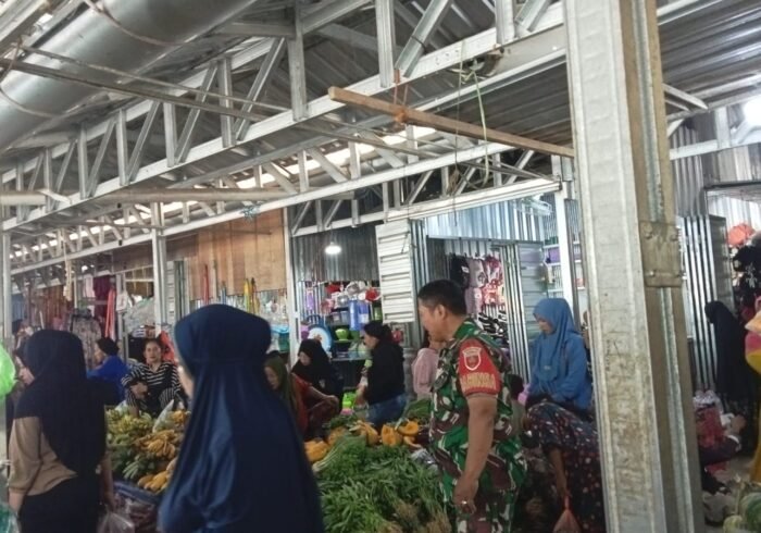 Babinsa Koramil 1420-04 Tinjau Harga dan Stok Sembako di Pasar Lawawoi