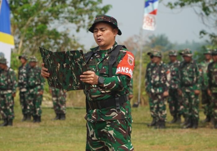 Dandim dan Bupati Luwu Timur Distribusikan Paket Sembako