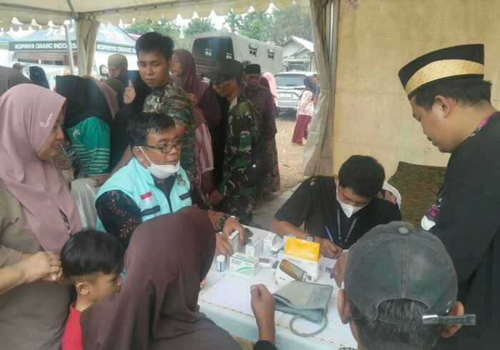 Warga Berbondong-Bondong ke Pengobatan Gratis TMMD ke-130