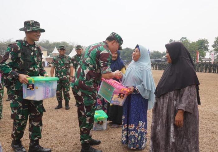 Peluncuran TMMD ke-130: TNI Berikan Sembako untuk Masyarakat Tigaraksa