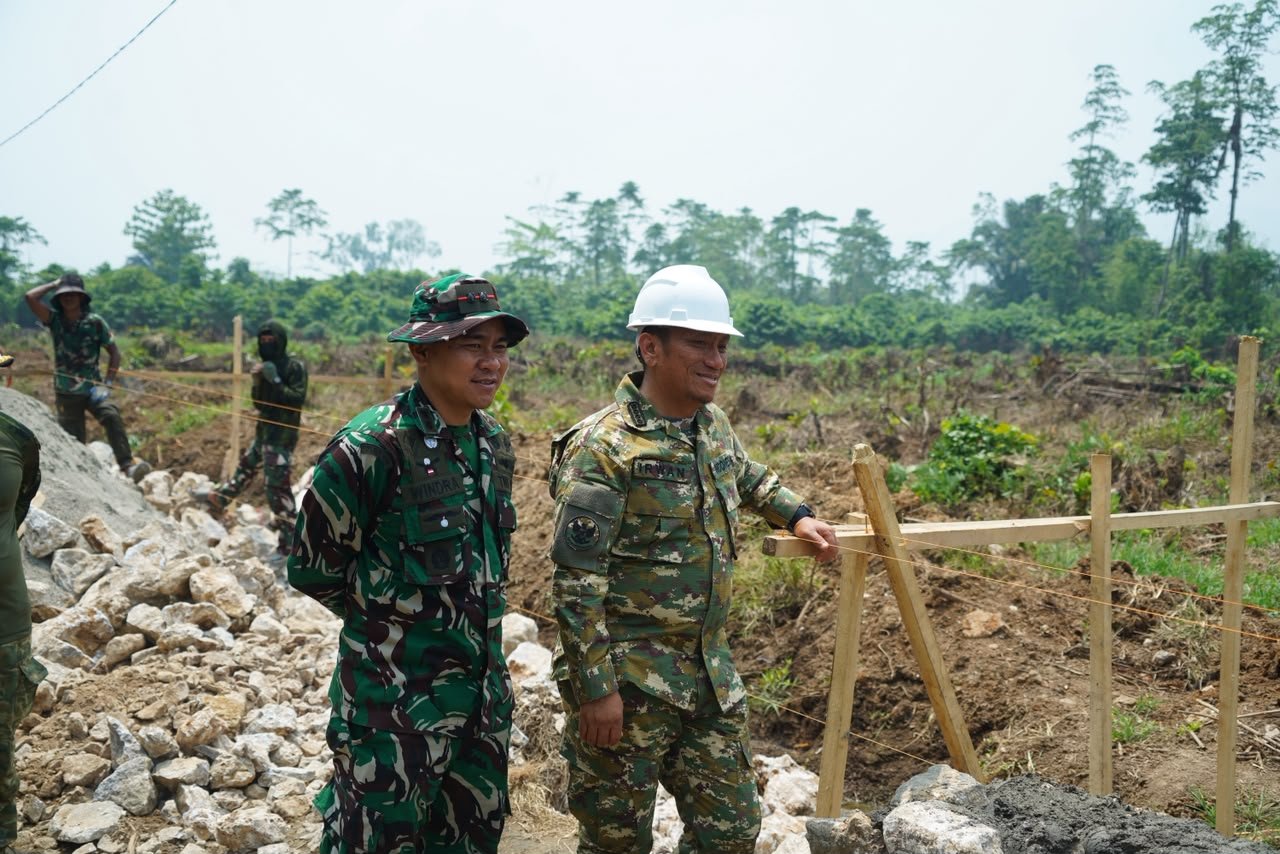 TMMD ke-130: Meningkatkan Jalan di Parumpanai untuk Mengatasi Banjir