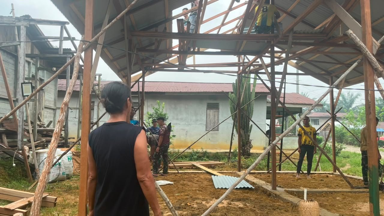 Bu Suhanim Bersyukur atas Pembangunan Rumahnya oleh Satgas TMMD