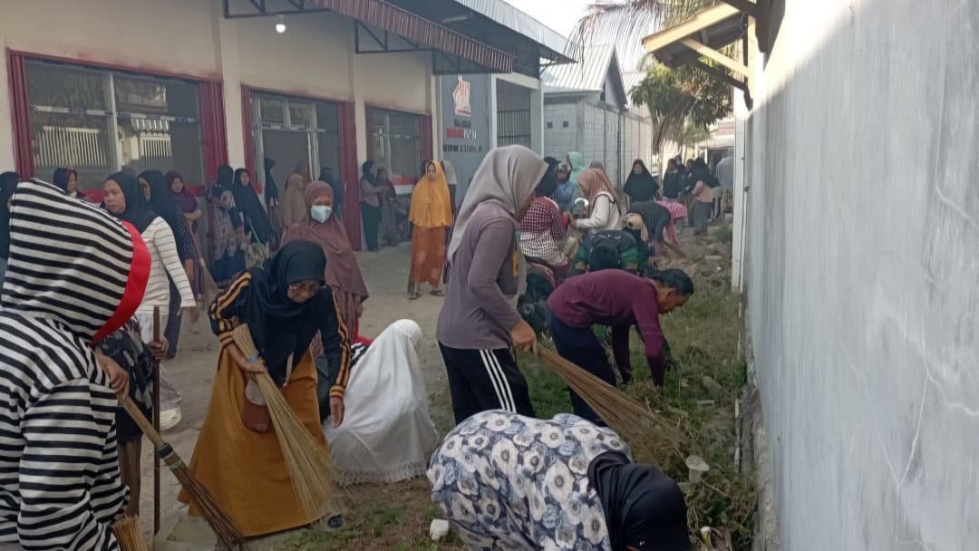 Babinsa Majjeling Bersama Masyarakat Laksanakan Pembersihan Lingkungan