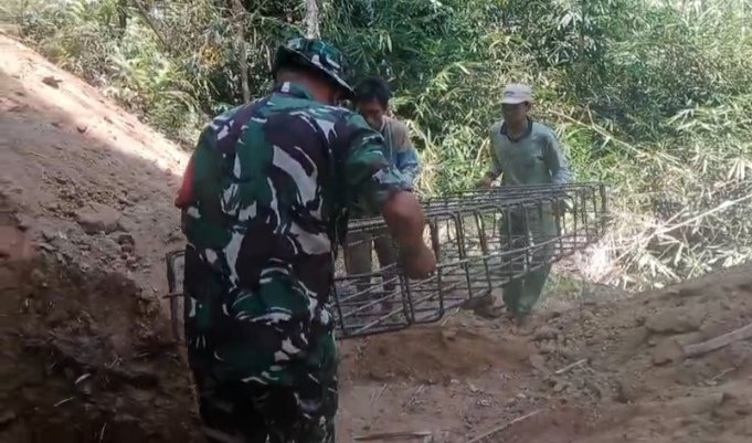 Peran Babinsa dalam Pemasangan Fondasi Jembatan Umapadi
