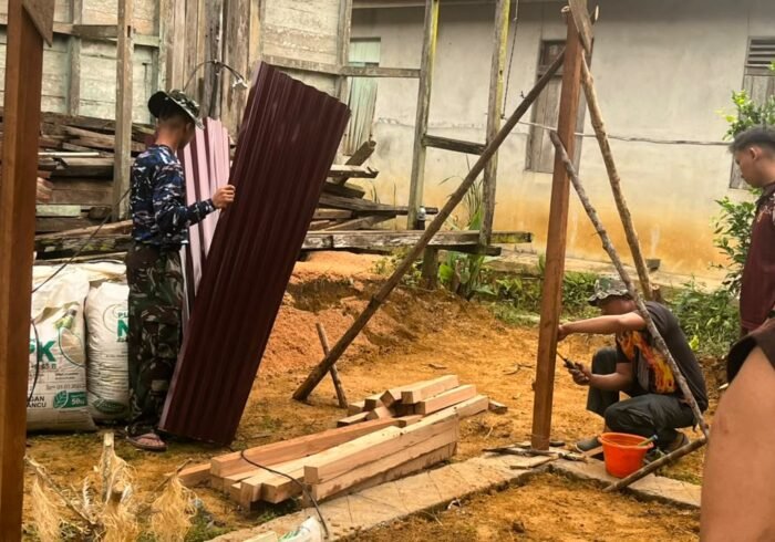 Sinergi TNI dan Masyarakat dalam Pembangunan Rumah Bu Suhanim