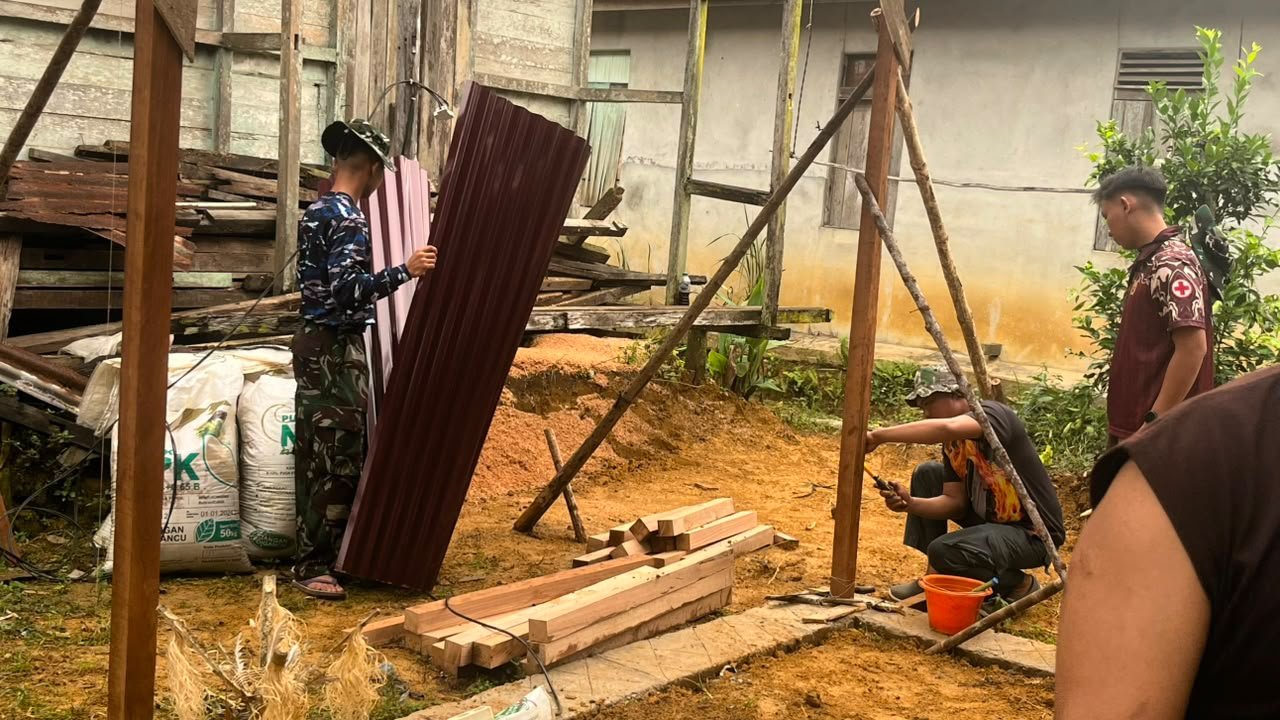 Sinergi TNI dan Masyarakat dalam Pembangunan Rumah Bu Suhanim