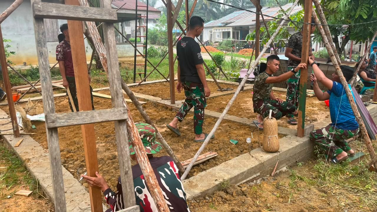 TMMD Ke-130 Kodim 1210/Landak: Semangat Kebersamaan dalam Membangun Rumah Bu Suhanim