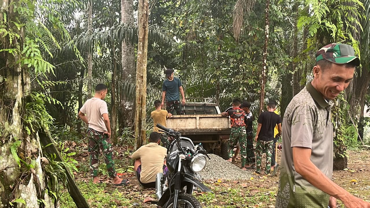 Kerja Sama TNI Dalam Pengerjaan TMMD Ke-130 di Landak