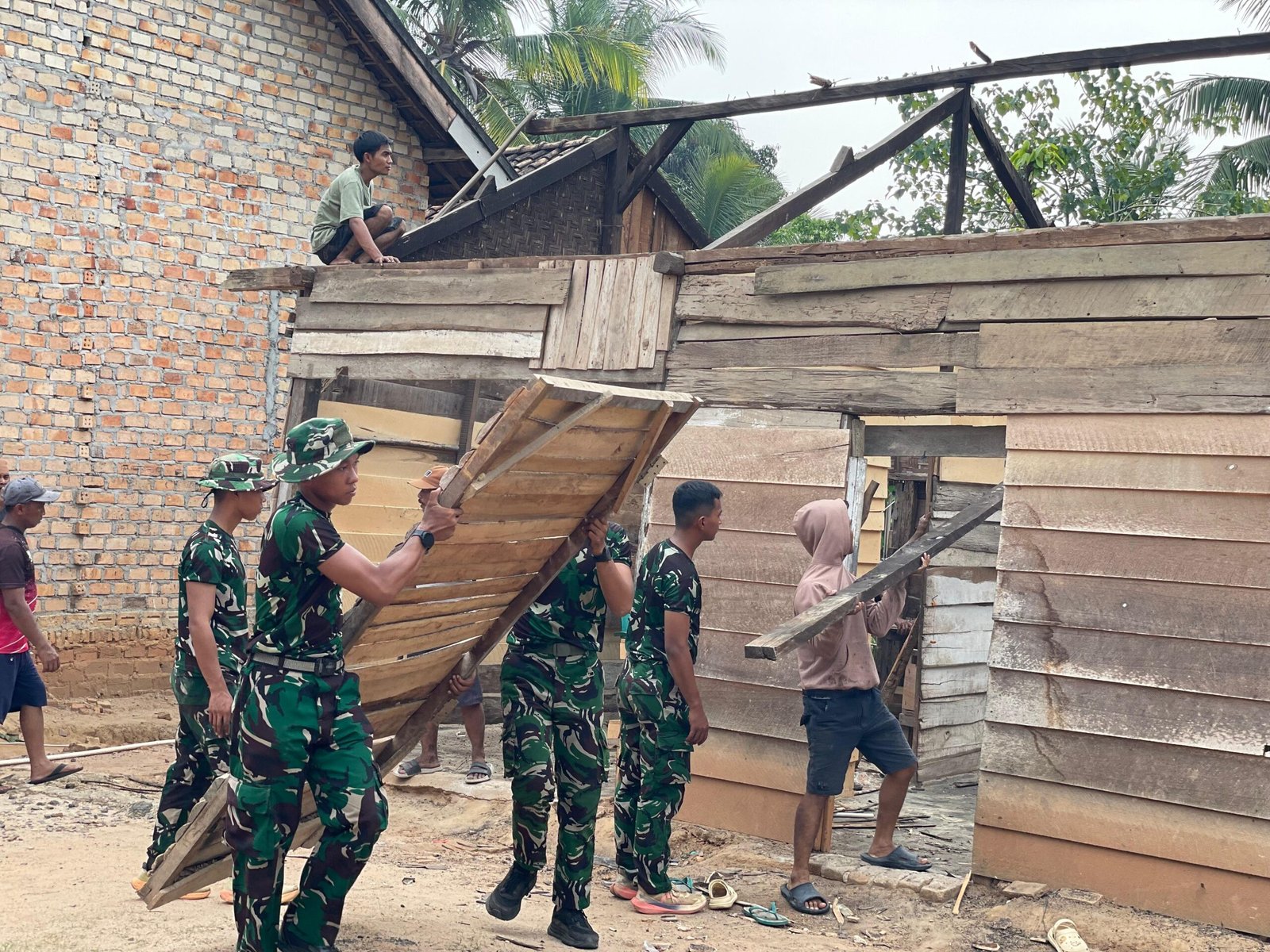 Bantuan RTLH untuk Gianto: Langkah Awal TMMD ke-130 Kodim 0427/Way Kanan