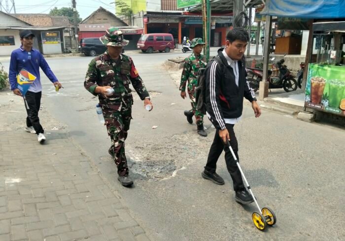 Tim Bina Marga dan Babinsa Sumur Bandung Laksanakan Pengukuran Jalan