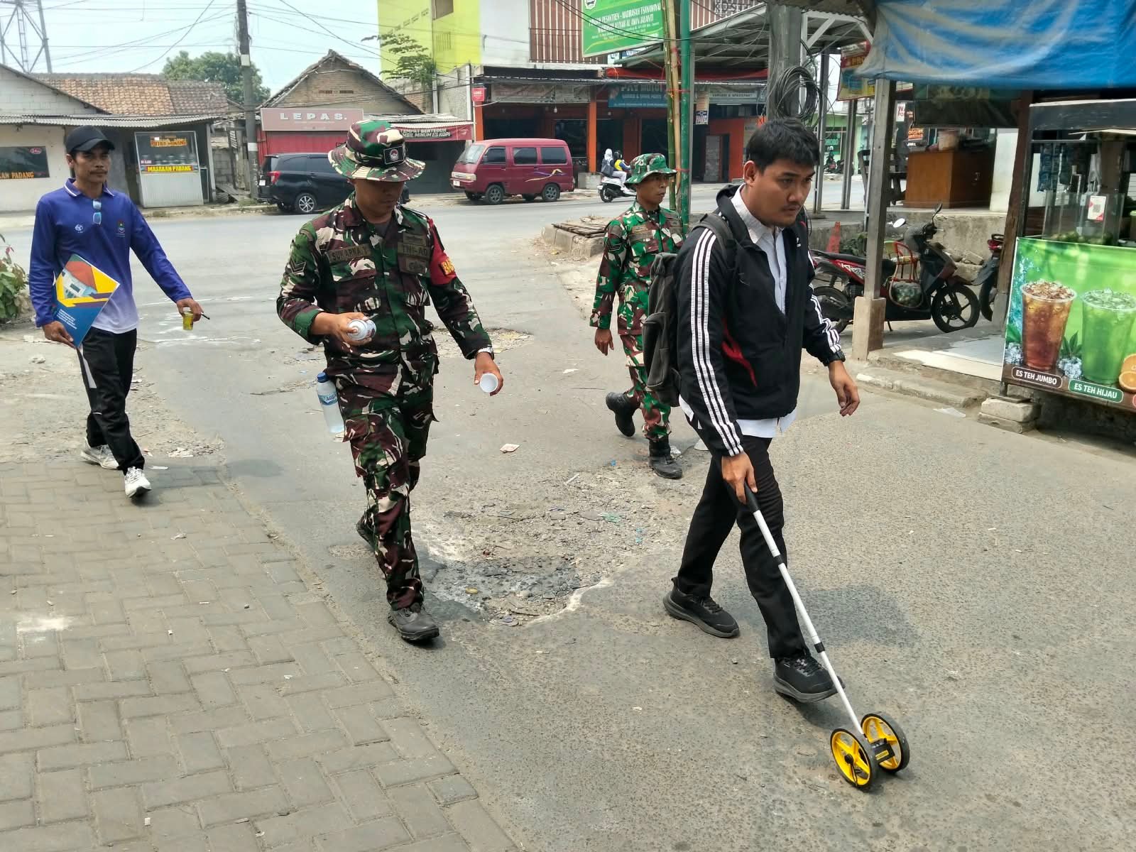 Tim Bina Marga dan Babinsa Sumur Bandung Laksanakan Pengukuran Jalan