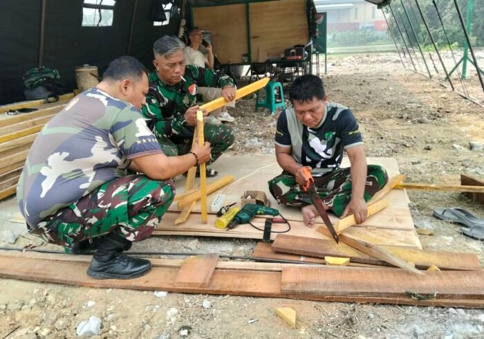 Pembuatan Bagesting oleh Tim Satgas TMMD ke-130 di Desa Sumur Bandung