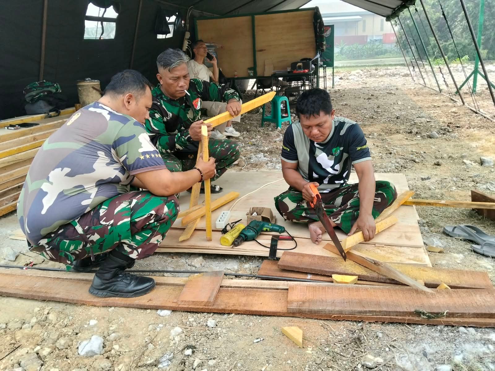 Pembuatan Bagesting oleh Tim Satgas TMMD ke-130 di Desa Sumur Bandung