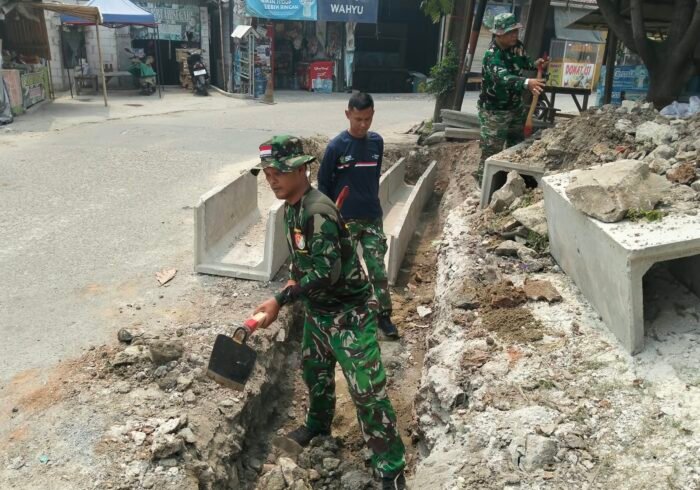 Kolaborasi TNI dan Masyarakat dalam Pembangunan Drainase Desa