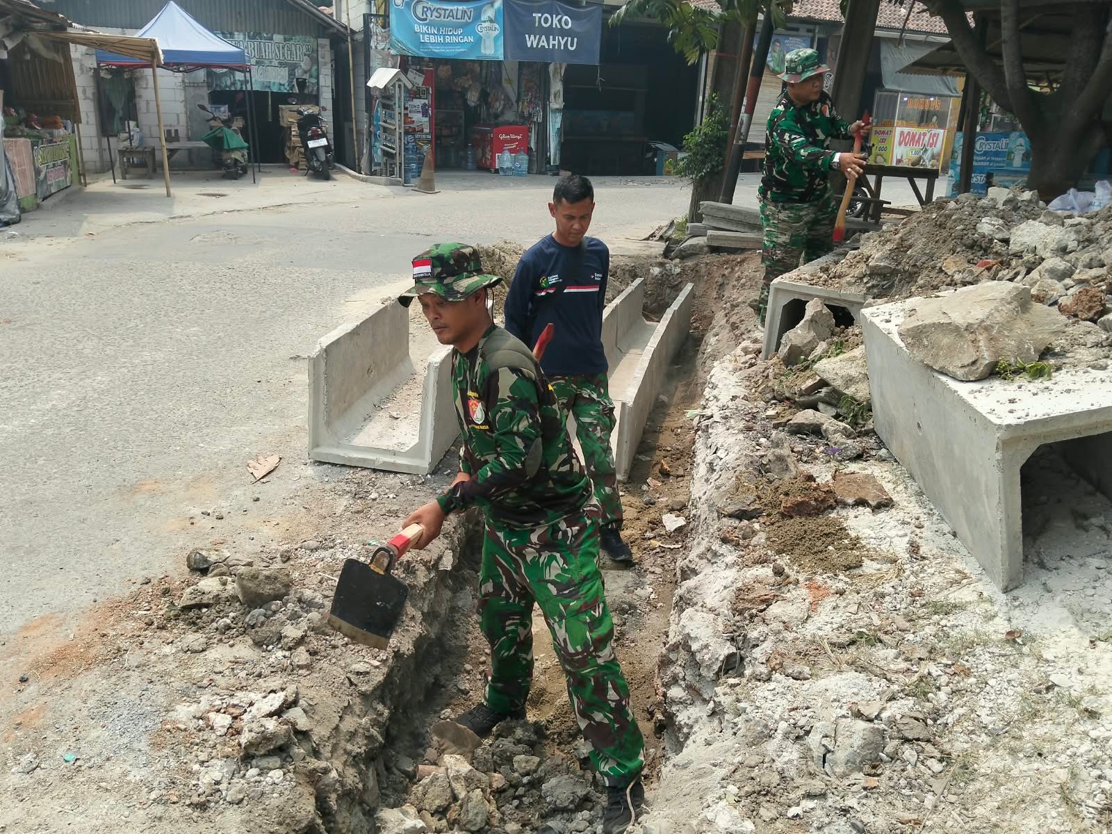 Kolaborasi TNI dan Masyarakat dalam Pembangunan Drainase Desa