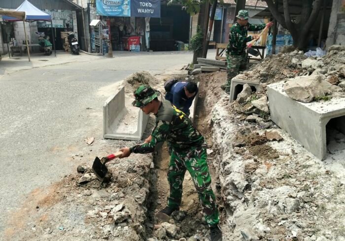 Kondisi Lingkungan Masyarakat Ditingkatkan Melalui TMMD ke-130 di Sumur Bandung