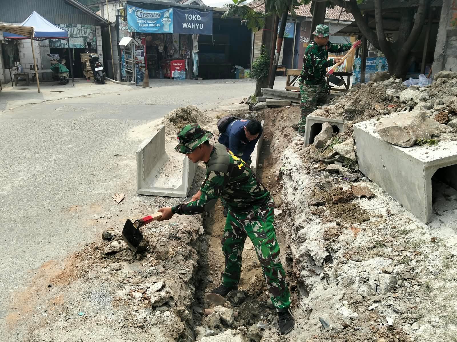 Kondisi Lingkungan Masyarakat Ditingkatkan Melalui TMMD ke-130 di Sumur Bandung