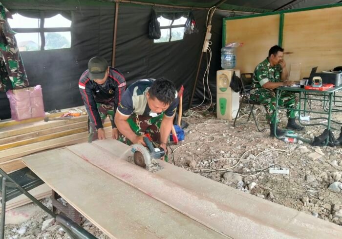 Perkuat Persiapan Material, Satgas TMMD ke-130 Kodim 0510/Tigaraksa Potong Triplek