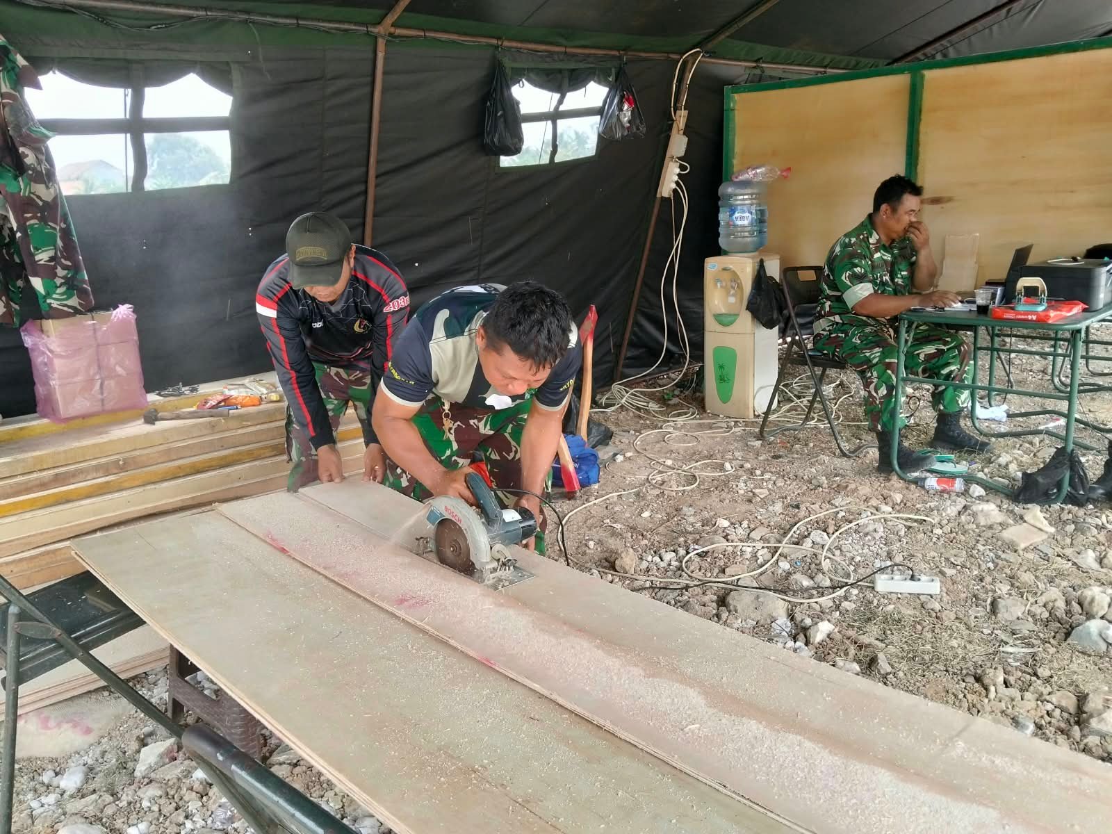 Perkuat Persiapan Material, Satgas TMMD ke-130 Kodim 0510/Tigaraksa Potong Triplek