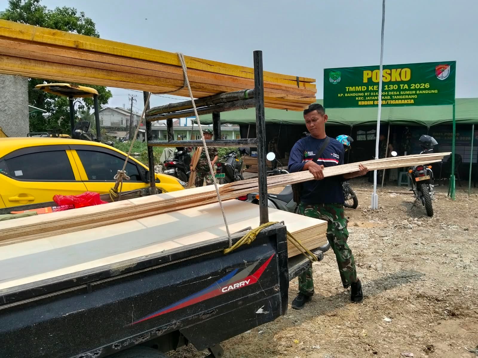 Kegiatan Satgas TMMD ke-130: Pengangkutan Material ke Lokasi Proyek