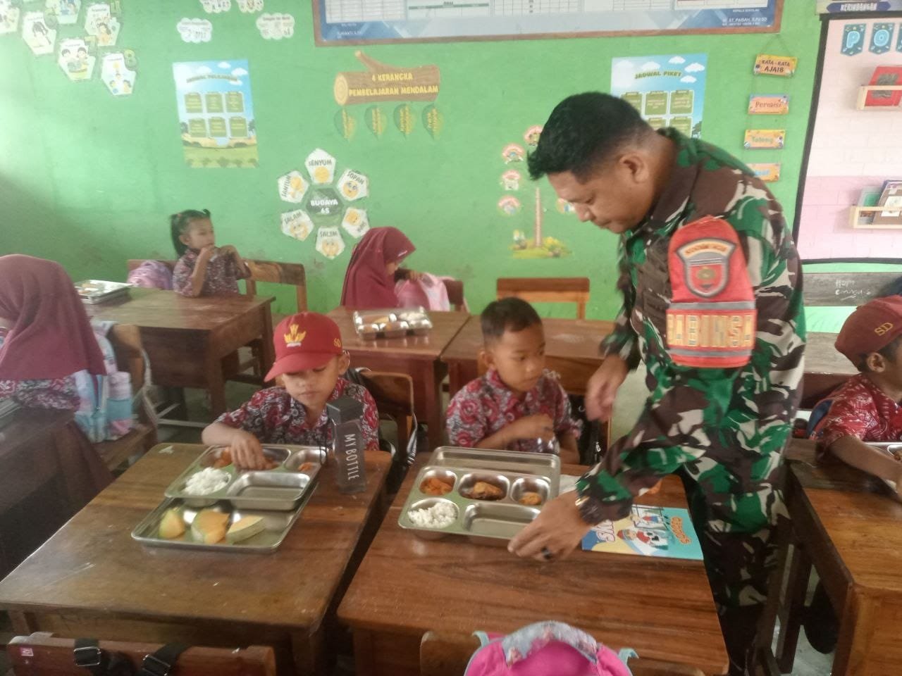 Peran Aktif TNI dalam Pendistribusian Makan Bergizi di Sekolah
