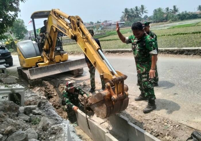 Pentingnya U-Ditch dalam TMMD ke-130 di Desa Sumur Bandung