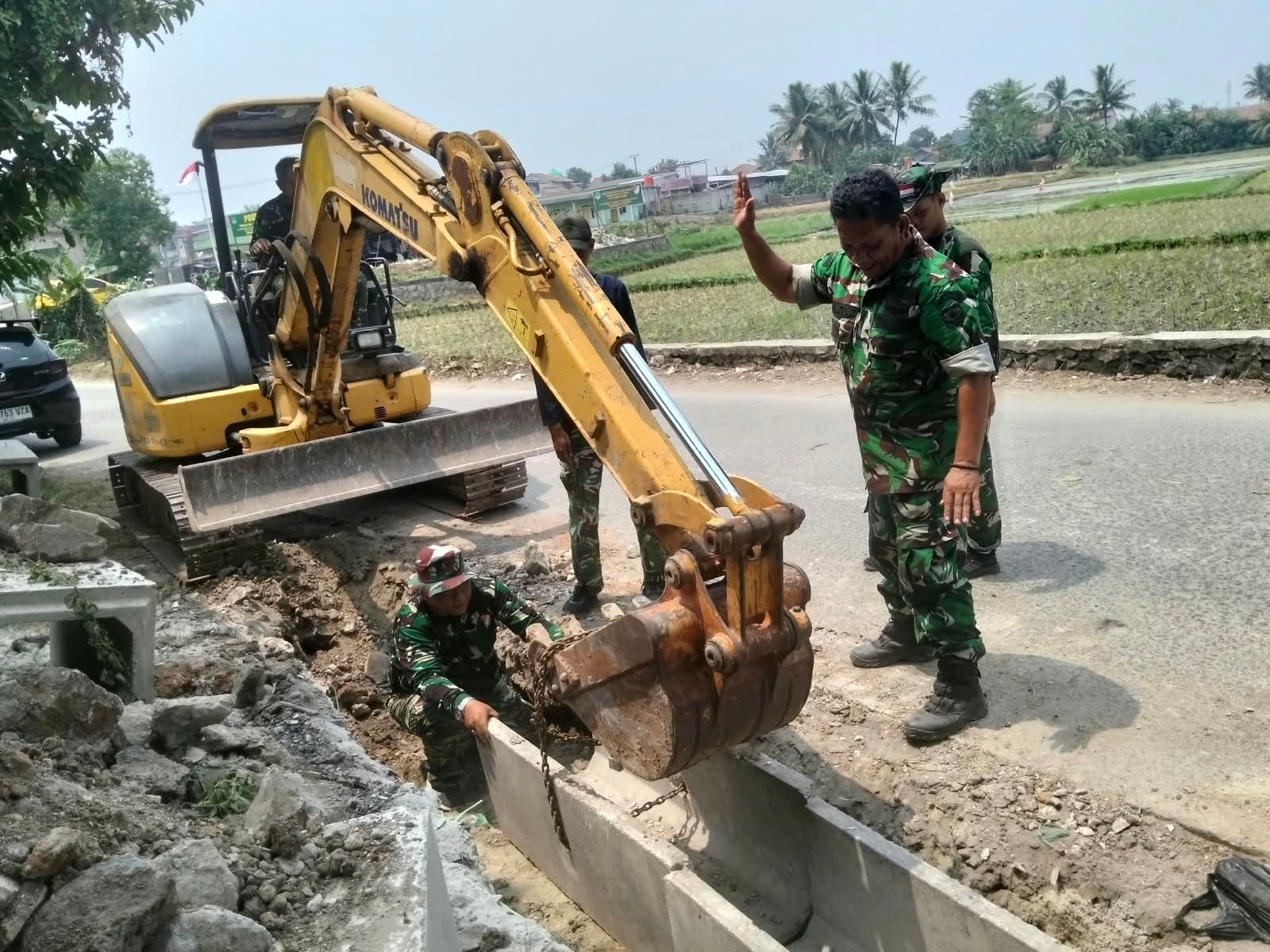 Pentingnya U-Ditch dalam TMMD ke-130 di Desa Sumur Bandung