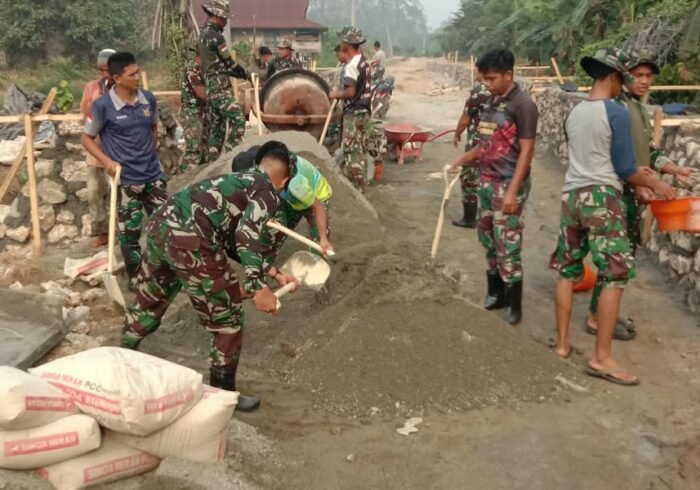 Semangat Gotong Royong Warga Parumpanai dalam TMMD Ke-130