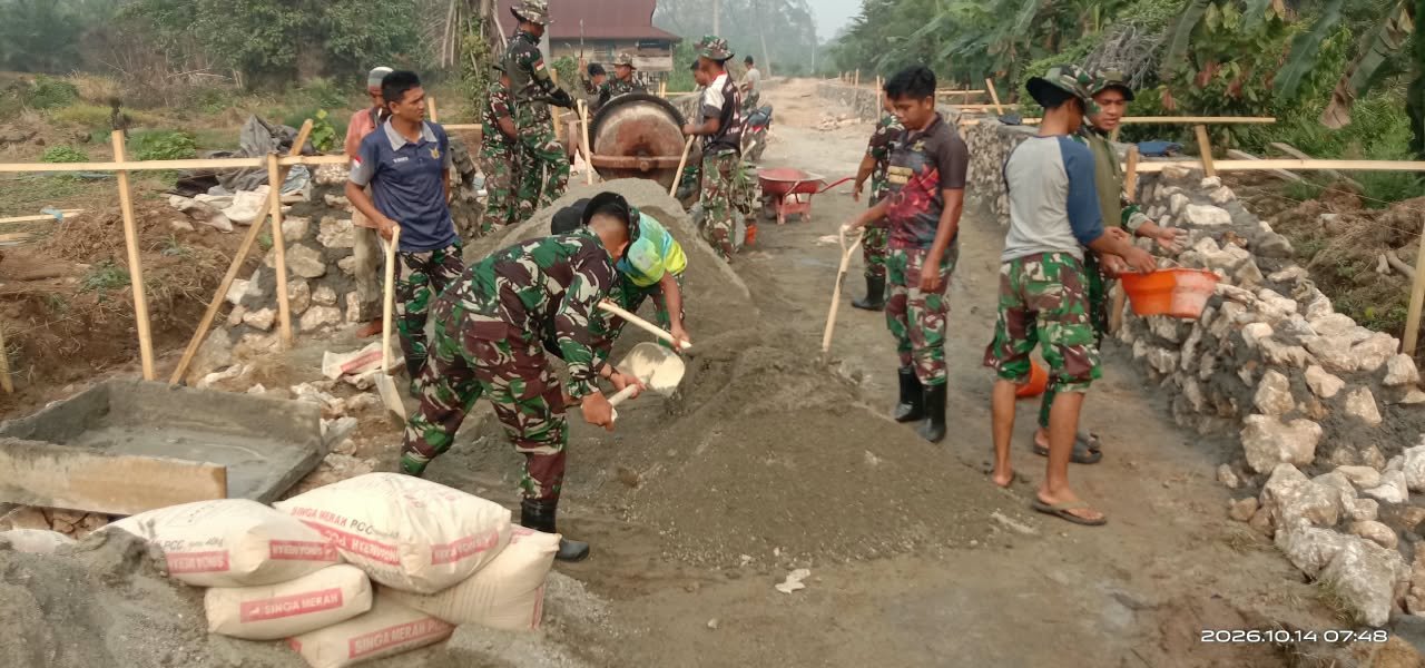 Semangat Gotong Royong Warga Parumpanai dalam TMMD Ke-130