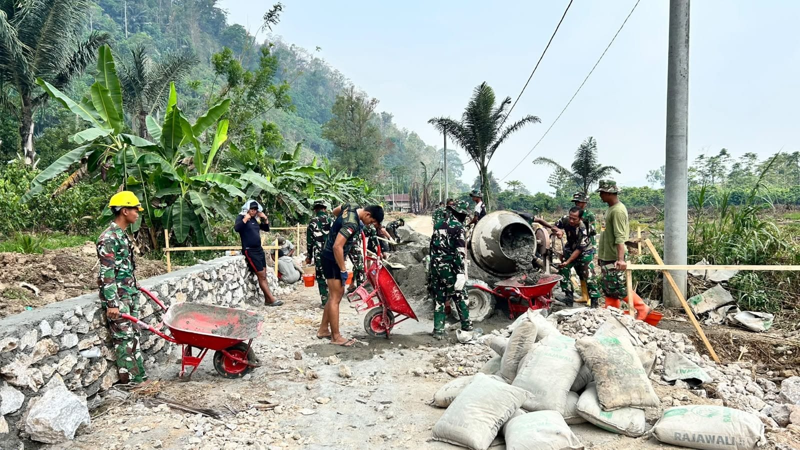 Akses Ekonomi Melalui TMMD ke-130 di Desa Parumpanai