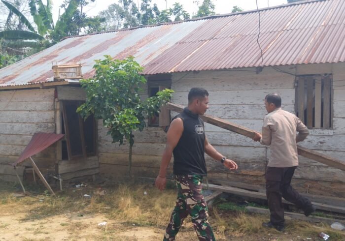 TNI dan Warga Bersama Renovasi Rumah Arianto di Desa Soe